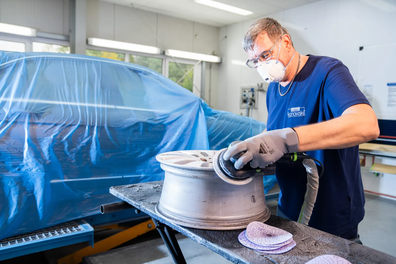 Aufbereitung und Lackierung einer Alufelge in der Werkstatt von Konowski