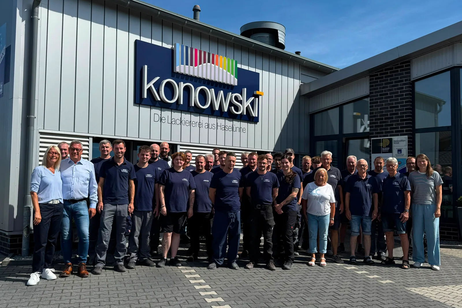 Das Team der Autolackiererei Konowski vor der Halle in Haselünne