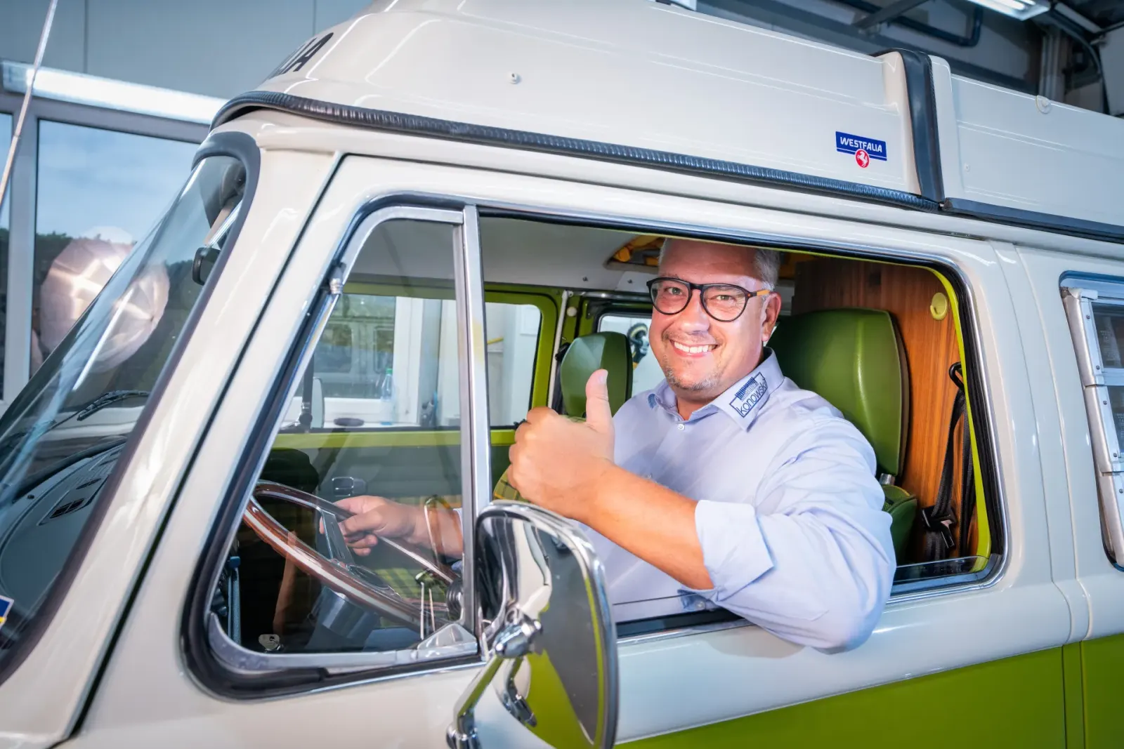 Front eines lackierten Wohnmobils