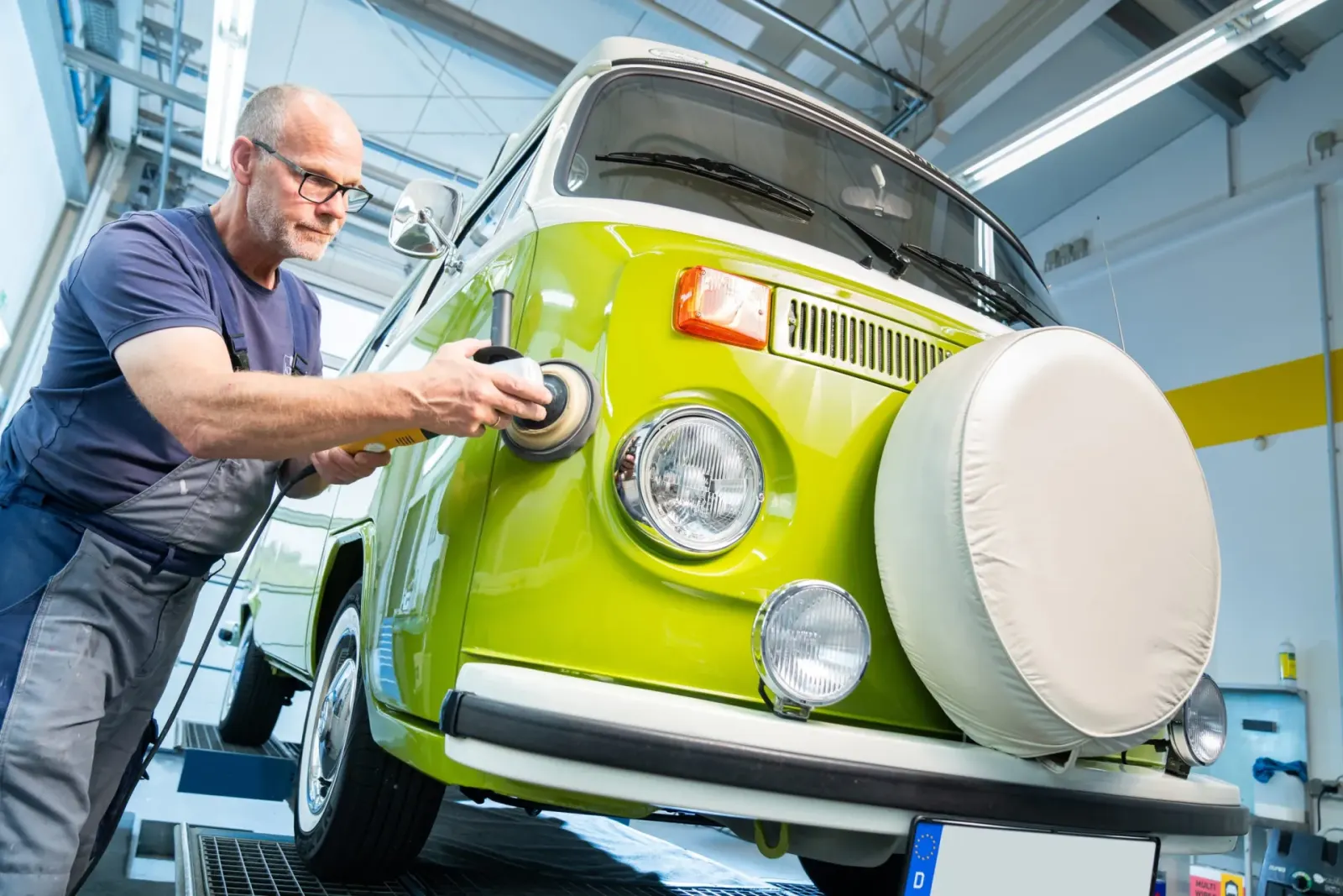 Detailarbeit an einem Oldtimer in der Restaurationswerkstatt