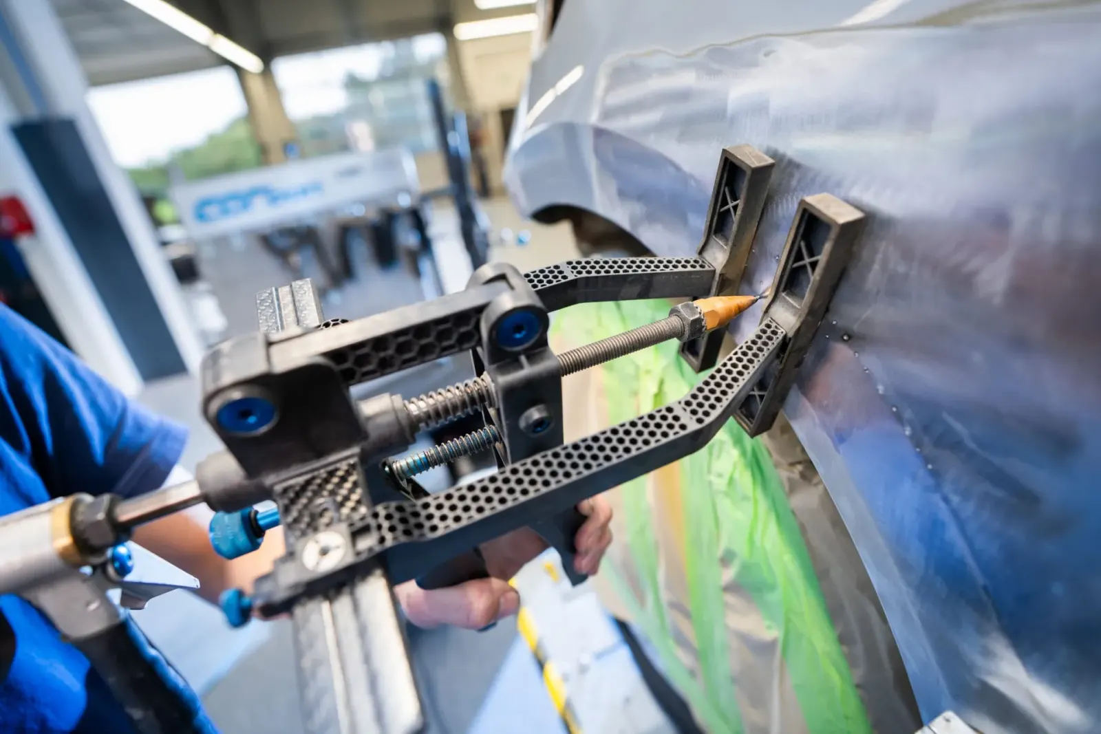 Smart-Repair an einer Fahrzeugkarosserie
