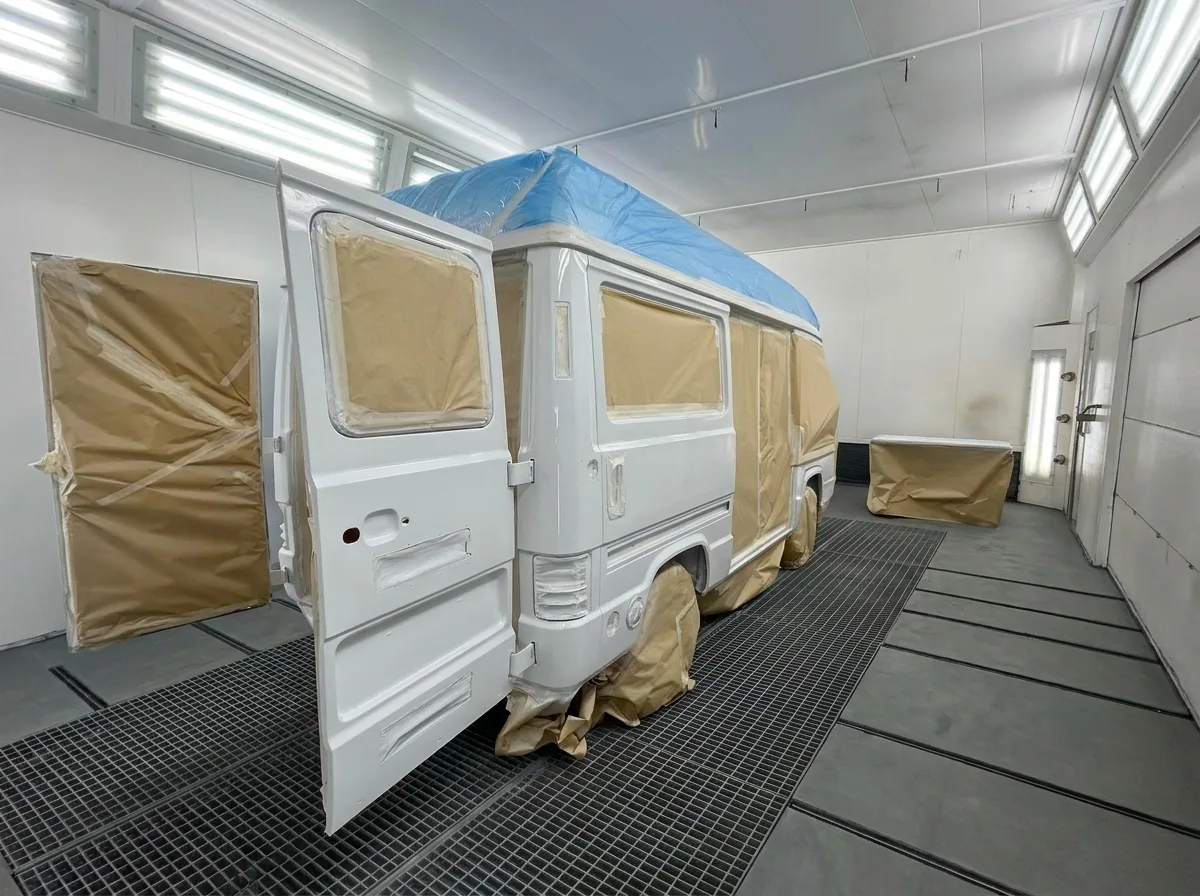 Teillackiertes weißes Wohnmobil bei Konowski