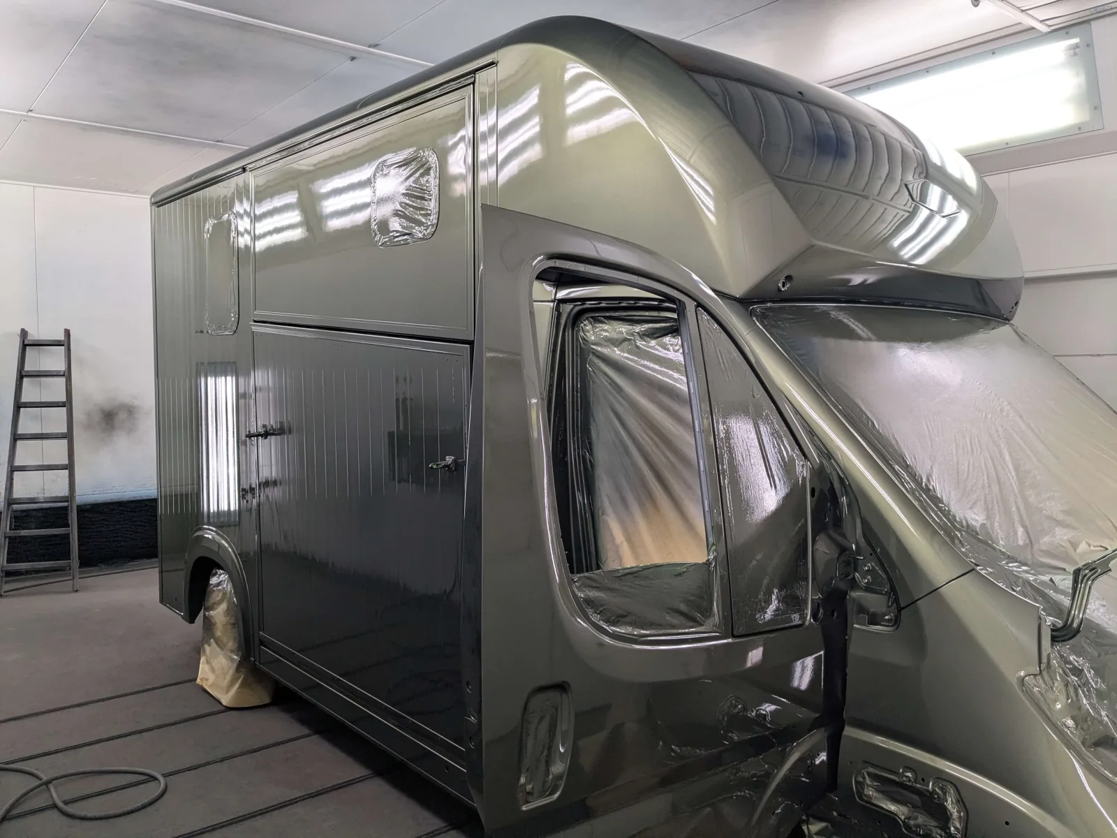 Komplettlackierung eines Reisemobils in der Lackierkabine