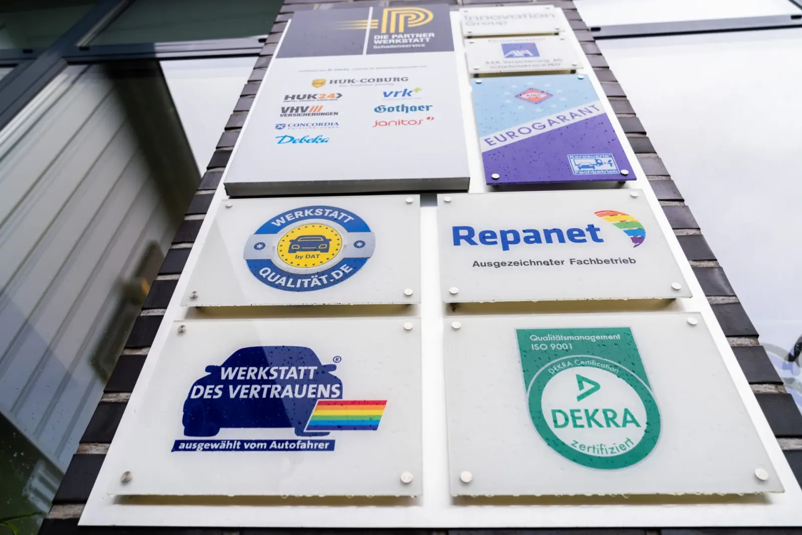 Zertifikate an der Wand der Autolackiererei Konowski